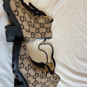 Used boot size 8. Straps are missing